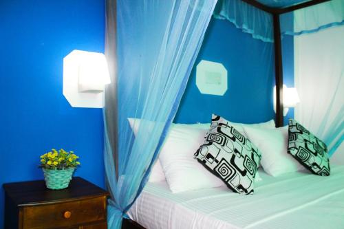 Tempat tidur dalam kamar di Surasa Beach Resort