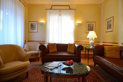 uma sala de estar com sofás e uma mesa de centro em Siora Vittoria Boutique Hotel em Corfu Town