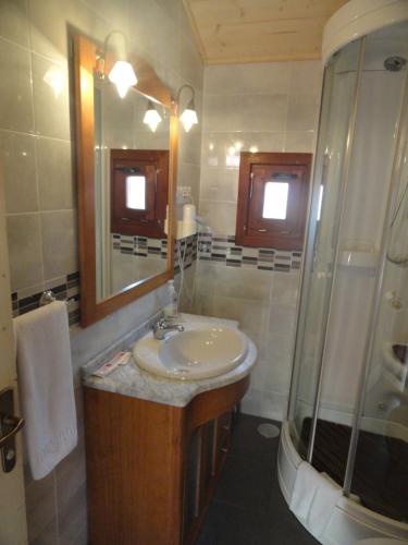 a bathroom with a sink and a shower at Hostal Gran Avenida in Tarancón