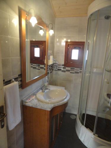 y baño con lavabo y ducha. en Hostal Gran Avenida, en Tarancón