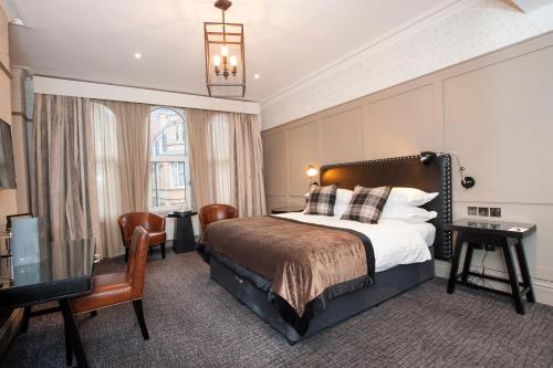 Voodi või voodid majutusasutuse Macdonald Burlington Hotel toas