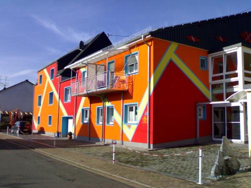 un bâtiment avec une peinture sur son côté dans l'établissement JUNIPRO Apartments Haustadt, à Beckingen