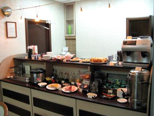 una cocina con una barra con comida. en Bogemia City Hotel, en Saratov