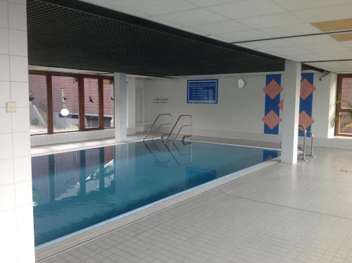 Bazén v ubytování Ferienwohnung Sasbachwalden H15 Ap6 mit beheiztem Innenpool und Sauna nebo v jeho okolí