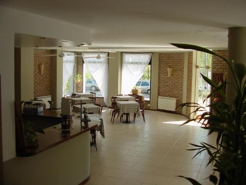 a restaurant with tables and chairs in a room at Hotel Patagonia Norte in Las Grutas