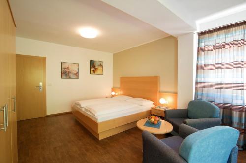 Postel nebo postele na pokoji v ubytování Hotel Römerrast