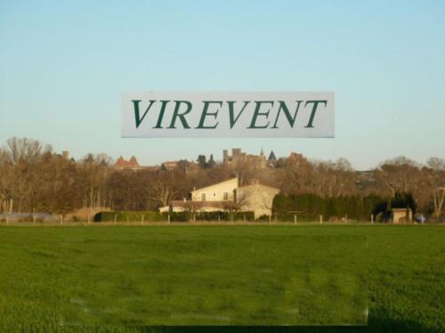 a sign that reads vineyard with a field and a house at Virevent in Carcassonne