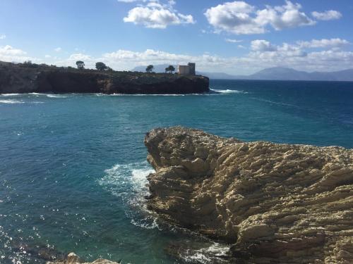 a view of the ocean from a rocky cliff at Case Saniela in Terrasini