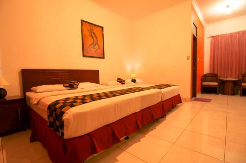 a bedroom with a large bed in a room at Fora Guest House Taman Lingkar in Bandung