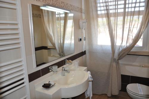 A bathroom at Hotel Etruria
