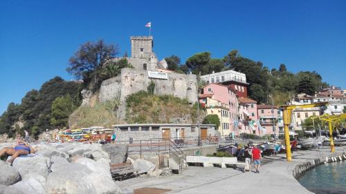 a castle on top of a hill next to a body of water at La casetta dei Marinai in Lerici