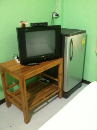 En tv och/eller ett underhållningssystem på Sakthong Resort