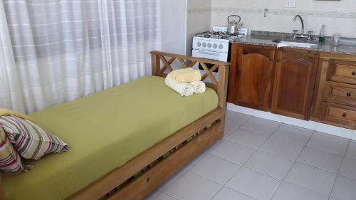 uma pequena cozinha com uma cama e um fogão em Country House Trabun Curev em Capilla del Monte