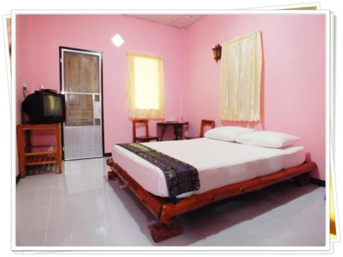 A bed or beds in a room at Sakthong Resort