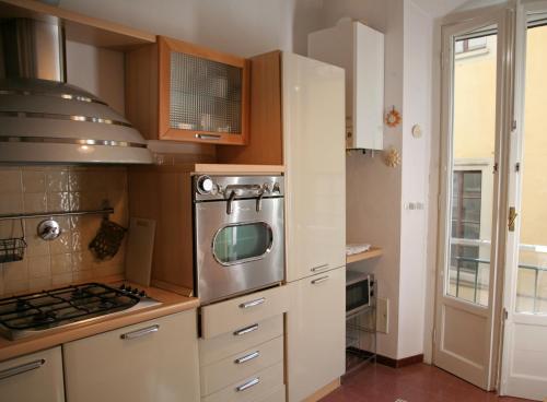 una cocina con estufa y microondas en My Ponte Vecchio apartment, en Florencia
