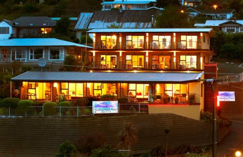 un gran edificio con luces encendidas por la noche en Harbour View Motel en Picton