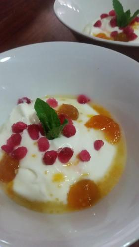 een witte plaat met een dessert met bessen erop bij The Farmers Cottage Bethulie in Bethulie