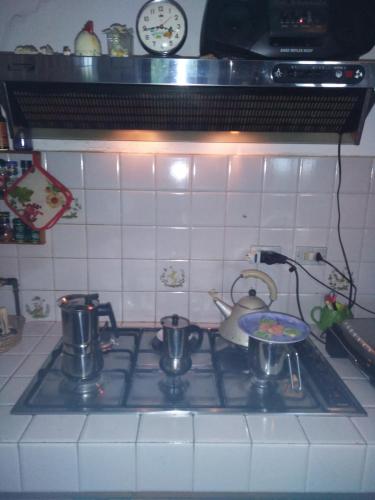 einen Küchenherd mit Töpfen und Pfannen darauf in der Unterkunft Casa Ramonda in Neive