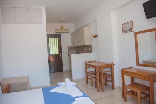 A kitchen or kitchenette at Captain's Studios