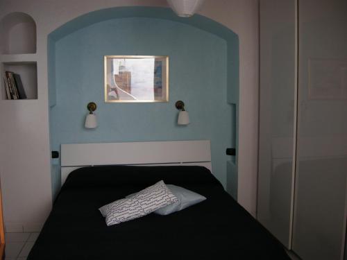 カルロフォルテにあるI colori del mareのベッドルーム1室(壁に絵が描かれたベッド1台付)