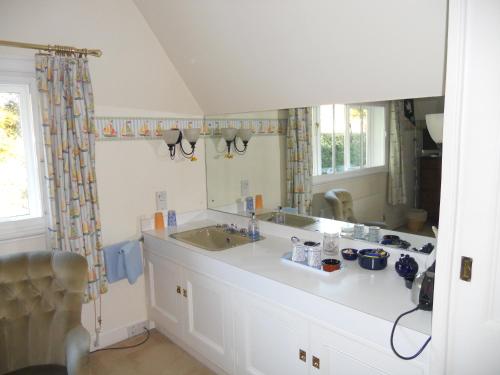 a bathroom with a sink and a counter top at Mayertorne Cottage in Aylesbury