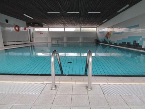 Swimming pool sa o malapit sa Schicke FeWo 150m vom Strand kostenlos WLAN großes Schwimmbad Sauna