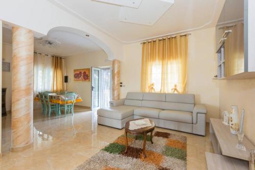 マルティナ・フランカにあるVilla Abbracciaventoのリビングルーム(白いソファ、テーブル付)