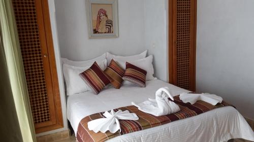 Marrakech Pearl في مراكش: سرير ابيض وعلية ورد ابيض