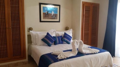 Un dormitorio con una cama con cisnes. en Marrakech Pearl, en Marrakech