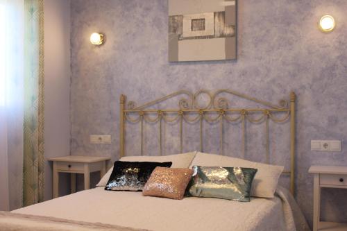 1 dormitorio con 1 cama con 2 almohadas en Casa Los jardines de Lola, en Daimés