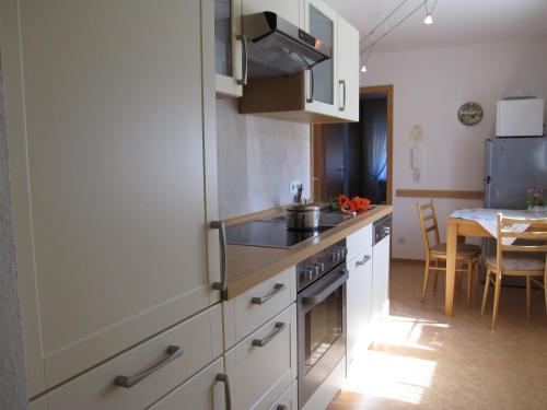 Kuchyň nebo kuchyňský kout v ubytování Gästehaus Birnbaumhof