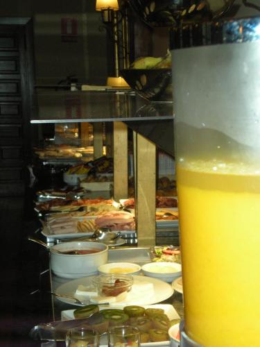 a glass of beer sitting next to a buffet of food at Parador de Bielsa in Espierba