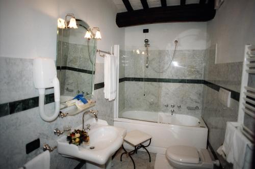 A bathroom at Castel Pietraio