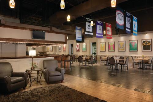 Area soggiorno di Radisson Hotel Louisville North