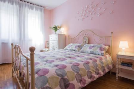 una camera con letto e cassettiera di Appartamento silenzioso in città a Rovigo