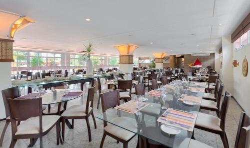 uma sala de jantar com mesas e cadeiras num restaurante em Aptos Gran Lencois Flat Res. em Barreirinhas