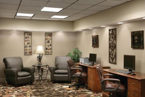 TV o dispositivi per l'intrattenimento presso Radisson Hotel Louisville North