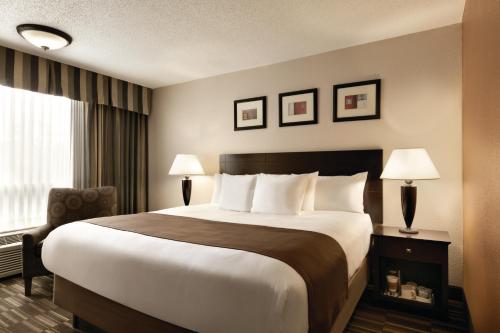 Letto o letti in una camera di Radisson Hotel Louisville North
