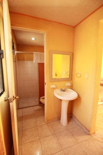 Bilik mandi di Hotel Puuc