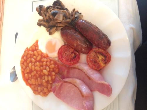 une assiette de nourriture avec de la viande, des haricots et des noix dans l'établissement The Elms, à East Harling