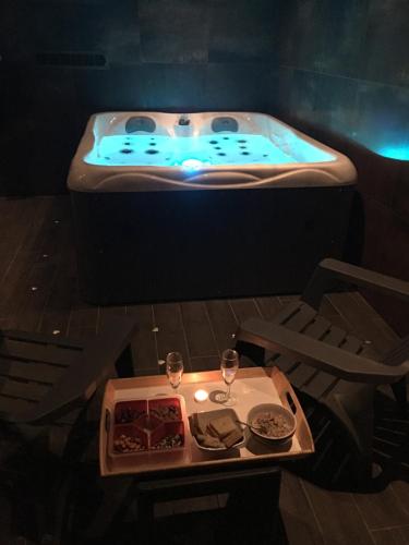 a bath tub with a tray of food and wine glasses at Le Nautile in Hyères