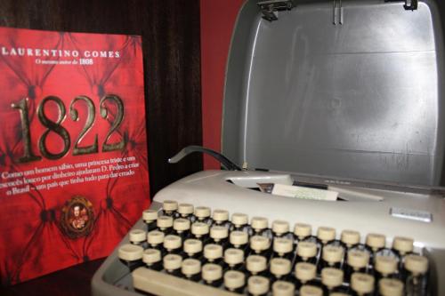 an old typewriter is sitting next to a sign at Pousada Villa Parahytinga in São Luiz do Paraitinga