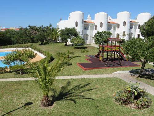 a view of the house from the garden at Apt com piscina em Alporchinhos in Lagoa