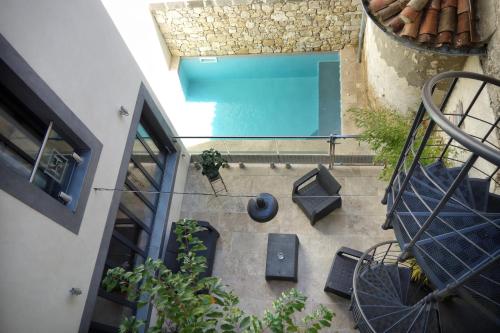 Una vista aérea de una piscina en un edificio. en Hôtel Henri IV, en Nérac