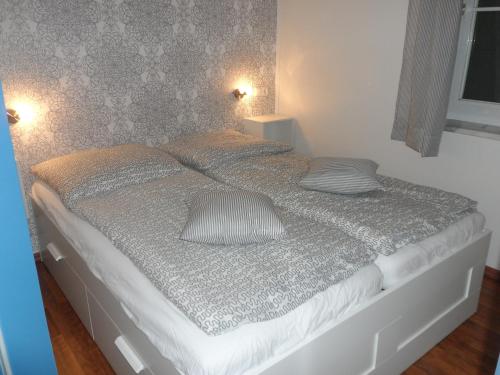 1 dormitorio con 2 almohadas en Ferienwohnung Ortlieb Laboe, en Laboe