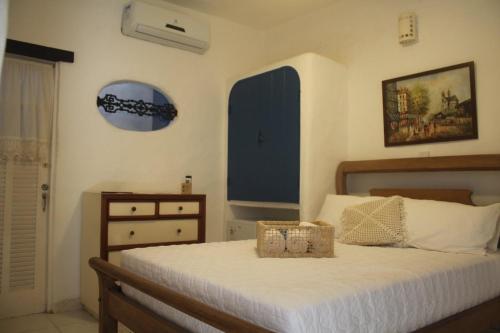 阿拉亞爾多卡博的住宿－Aquarius Osteria，一间卧室,配有一张带篮子的床