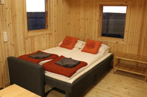 Una cama en una habitación con dos toallas. en Guesthouse Didi en Flagbjarnarholt