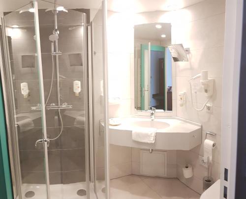 
A bathroom at AKZENT Hotel Zur Post
