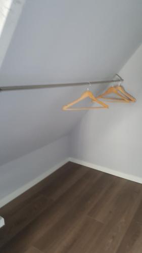 a glass shelf in a room with a wooden floor at Het Zwanennest in Den Ilp