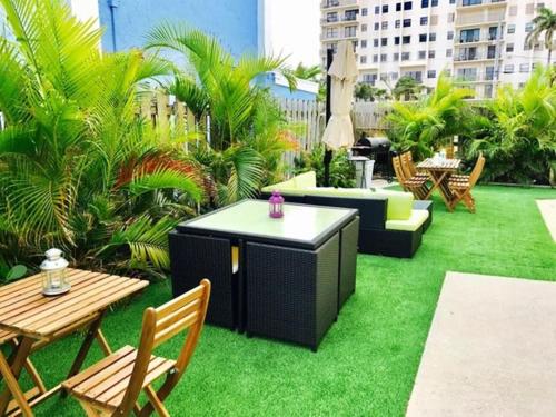 Taman di luar Hollywood Beachfront House